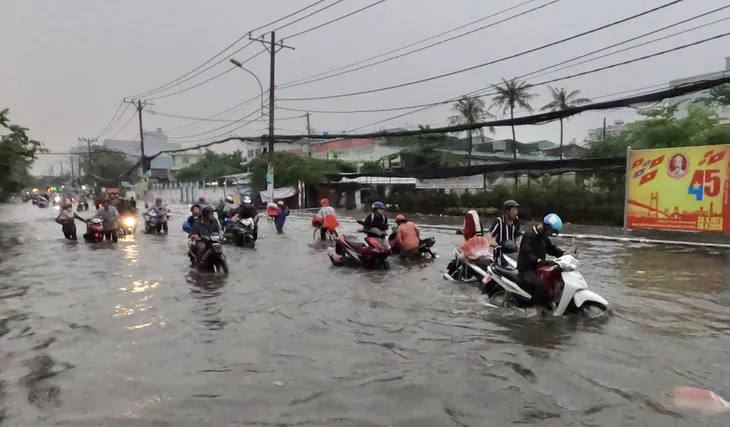 TP.HCM sắp đón những cơn mưa cực lớn, đề phòng ngập lụt khu vực thấp - Ảnh 3. TP.HCM sắp đón những cơn mưa cực lớn, đề phòng ngập lụt khu vực thấp - Ảnh 3.
