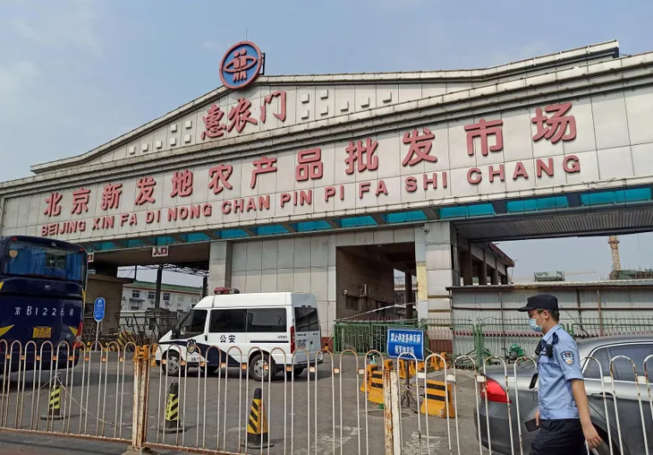 Nhiều nước đối mặt với làn sóng COVID-19 thứ hai: Nghiêm trọng hơn hay có thể ngăn chặn? - Ảnh 1. Nhiều nước đối mặt với làn sóng COVID-19 thứ hai: Nghiêm trọng hơn hay có thể ngăn chặn? - Ảnh 1.