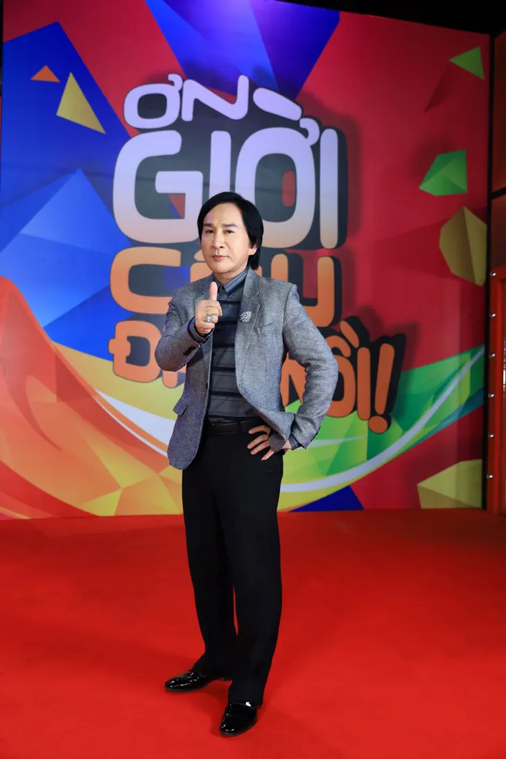 Đan Lê bắt tay Kim Tử Long nhận cúp Ơn giời! Cậu đây rồi - Ảnh 4. Đan Lê bắt tay Kim Tử Long nhận cúp Ơn giời! Cậu đây rồi - Ảnh 4.