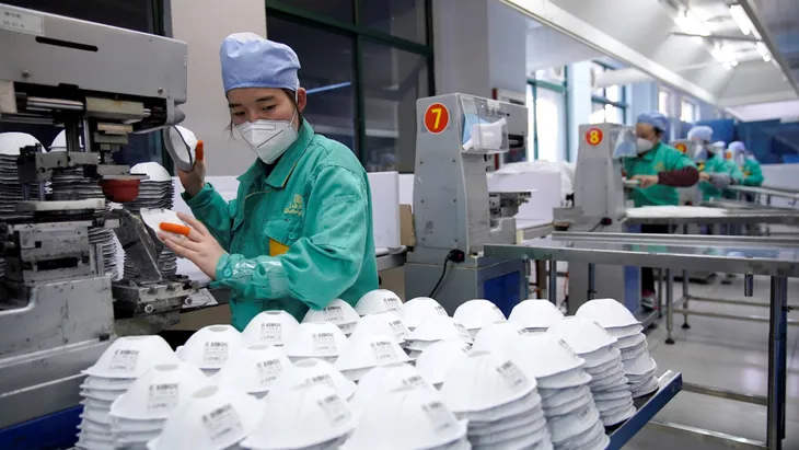 Trung Quốc siết quy định cấp phép, nhiều nhà sản xuất khẩu trang “vỡ mộng” - Ảnh 1. Trung Quốc siết quy định cấp phép, nhiều nhà sản xuất khẩu trang “vỡ mộng” - Ảnh 1.