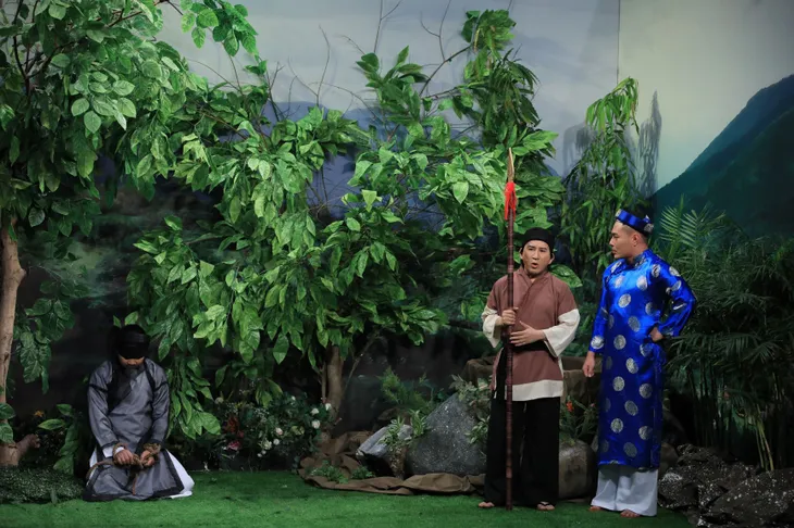Đan Lê bắt tay Kim Tử Long nhận cúp Ơn giời! Cậu đây rồi - Ảnh 6. Đan Lê bắt tay Kim Tử Long nhận cúp Ơn giời! Cậu đây rồi - Ảnh 6.