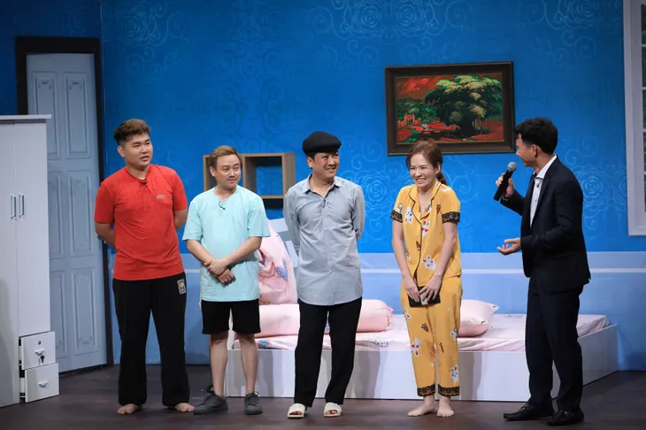 Đan Lê bắt tay Kim Tử Long nhận cúp Ơn giời! Cậu đây rồi - Ảnh 2. Đan Lê bắt tay Kim Tử Long nhận cúp Ơn giời! Cậu đây rồi - Ảnh 2.