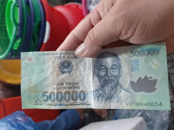 Cảnh giác tội phạm đi chợ mua hàng bằng tiền giả - Ảnh 1. Cảnh giác tội phạm đi chợ mua hàng bằng tiền giả - Ảnh 1.