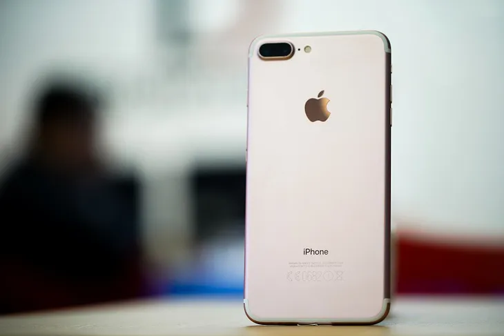 Smartphone cũ đắt khách nhờ COVID-19 - Ảnh 1.