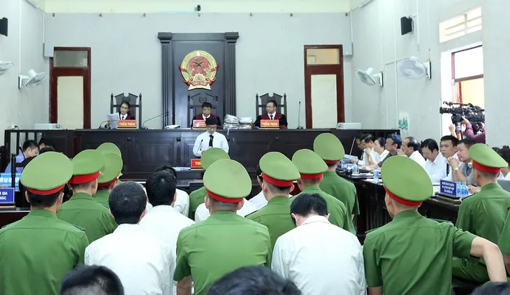 Xử phúc thẩm vụ nữ sinh giao gà ở Điện Biên: Nữ bị cáo tóc bạc trắng sau vài tháng - Ảnh 2. Xử phúc thẩm vụ nữ sinh giao gà ở Điện Biên: Nữ bị cáo tóc bạc trắng sau vài tháng - Ảnh 2.