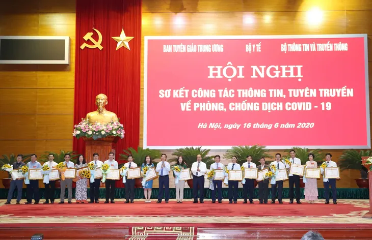 Thủ tướng: Làm tốt hơn nữa truyền thông để vừa chống dịch vừa phát triển kinh tế - Ảnh 2. Thủ tướng: Làm tốt hơn nữa truyền thông để vừa chống dịch vừa phát triển kinh tế - Ảnh 2.