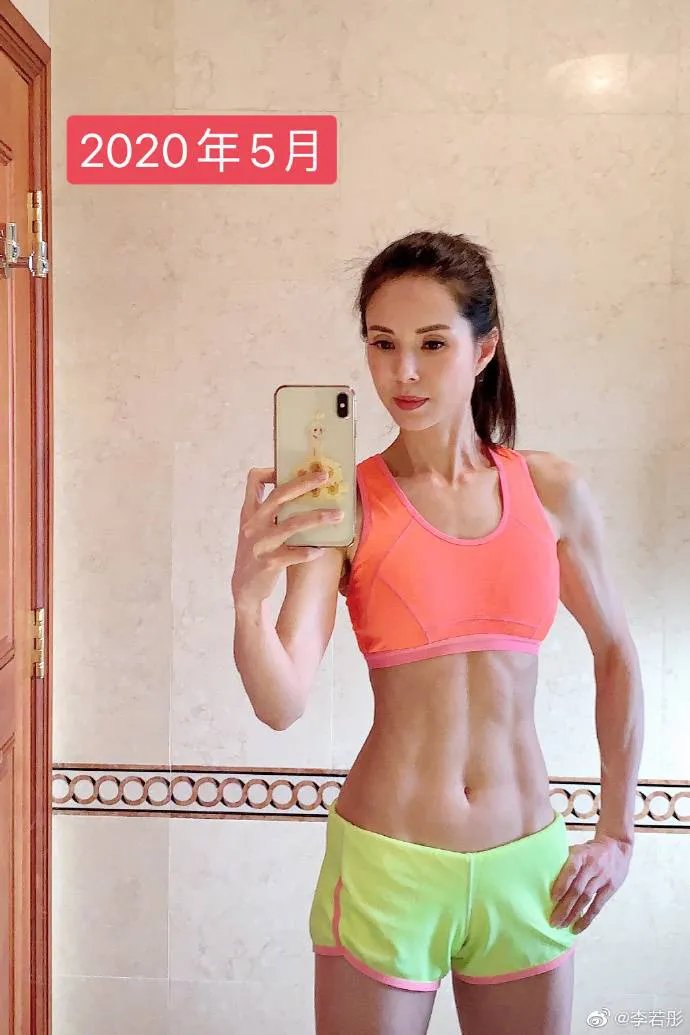 Bất ngờ với nhan sắc của Tiểu Long Nữ Lý Nhược Đồng ở tuổi 53 - Ảnh 2. Bất ngờ với nhan sắc của Tiểu Long Nữ Lý Nhược Đồng ở tuổi 53 - Ảnh 2.