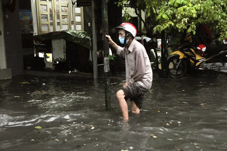 TP.HCM ngập sâu sau cơn mưa lớn, người xe bì bõm lội nước - Ảnh 3. TP.HCM ngập sâu sau cơn mưa lớn, người xe bì bõm lội nước - Ảnh 3.