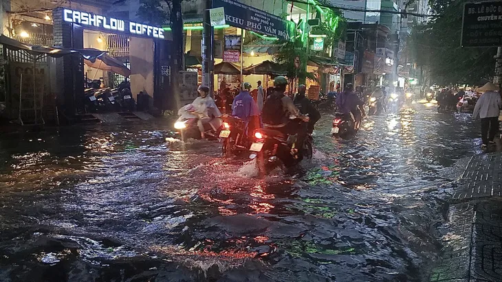 TP.HCM ngập sâu sau cơn mưa lớn, người xe bì bõm lội nước - Ảnh 4. TP.HCM ngập sâu sau cơn mưa lớn, người xe bì bõm lội nước - Ảnh 4.