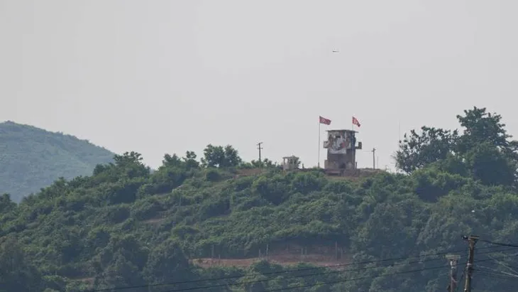 Binh sĩ Triều Tiên xuất hiện ở khu phi quân sự sát biên giới với Hàn Quốc - Ảnh 1. Binh sĩ Triều Tiên xuất hiện ở khu phi quân sự sát biên giới với Hàn Quốc - Ảnh 1.