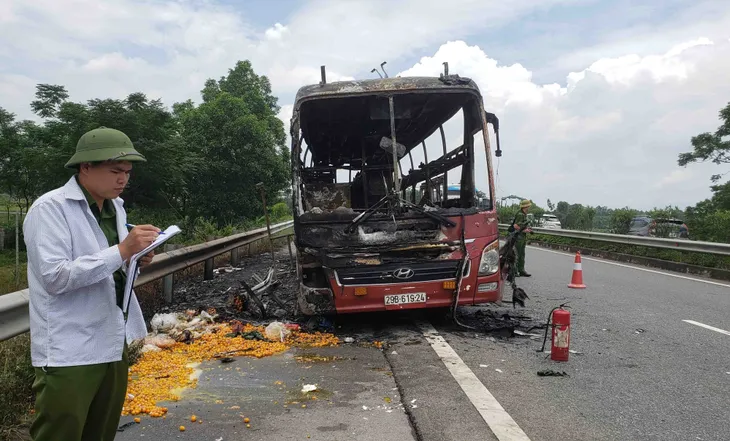 Xe khách giường nằm cháy trơ khung, 11 người thoát chết - Ảnh 3. Xe khách giường nằm cháy trơ khung, 11 người thoát chết - Ảnh 3.