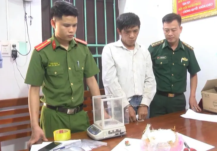 Đang đèo 1kg ma túy đá từ bên kia biên giới về Việt Nam thì bị bắt giữ - Ảnh 1. Đang đèo 1kg ma túy đá từ bên kia biên giới về Việt Nam thì bị bắt giữ - Ảnh 1.