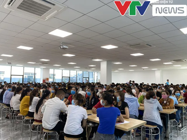 Công ty sản xuất AirPods nói gì về việc ồ ạt tuyển người ở Việt Nam? - Ảnh 1. Công ty sản xuất AirPods nói gì về việc ồ ạt tuyển người ở Việt Nam? - Ảnh 1.