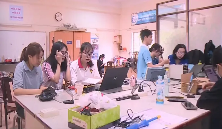 Hàng trăm sinh viên được hỗ trợ học phí sau COVID-19 - Ảnh 1. Hàng trăm sinh viên được hỗ trợ học phí sau COVID-19 - Ảnh 1.