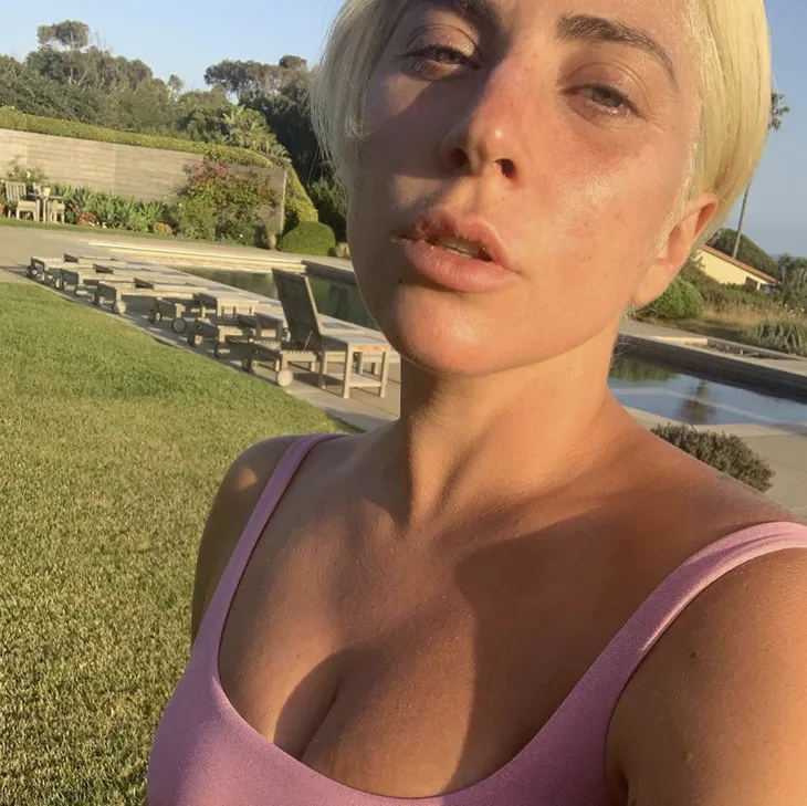 Lady Gaga lộ mặt mộc, fan khen ngợi hết lời - Ảnh 1. Lady Gaga lộ mặt mộc, fan khen ngợi hết lời - Ảnh 1.