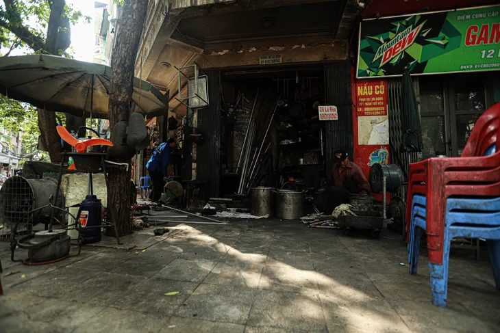Người thợ thủ công cuối cùng trên phố Lò rèn: Nghề này rồi sẽ đi về đâu? - Ảnh 1. Người thợ thủ công cuối cùng trên phố Lò rèn: Nghề này rồi sẽ đi về đâu? - Ảnh 1.