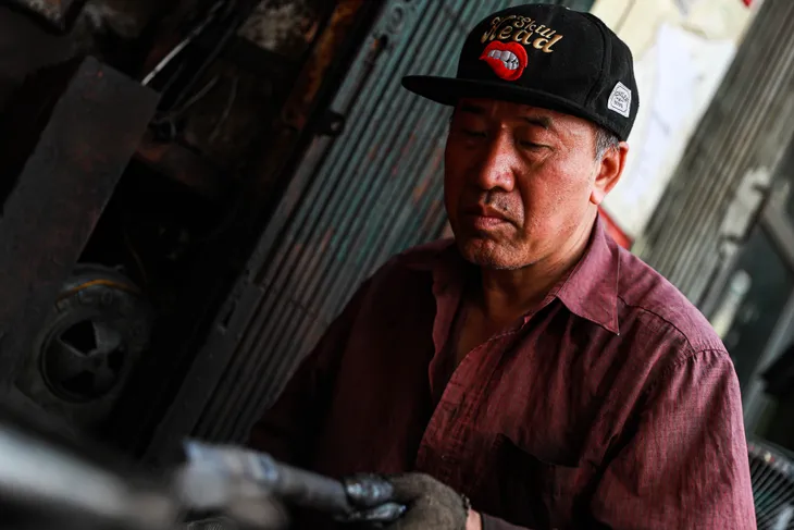 Người thợ thủ công cuối cùng trên phố Lò rèn: Nghề này rồi sẽ đi về đâu? - Ảnh 11. Người thợ thủ công cuối cùng trên phố Lò rèn: Nghề này rồi sẽ đi về đâu? - Ảnh 11.