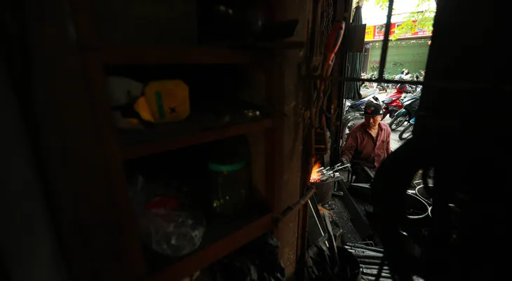 Người thợ thủ công cuối cùng trên phố Lò rèn: Nghề này rồi sẽ đi về đâu? - Ảnh 4. Người thợ thủ công cuối cùng trên phố Lò rèn: Nghề này rồi sẽ đi về đâu? - Ảnh 4.
