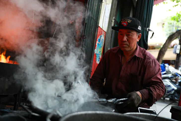 Người thợ thủ công cuối cùng trên phố Lò rèn: Nghề này rồi sẽ đi về đâu? - Ảnh 9. Người thợ thủ công cuối cùng trên phố Lò rèn: Nghề này rồi sẽ đi về đâu? - Ảnh 9.