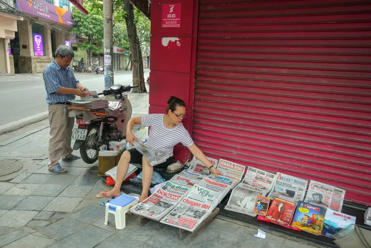 Ế ẩm như sạp báo vỉa hè thời số hóa - Ảnh 1. Ế ẩm như sạp báo vỉa hè thời số hóa - Ảnh 1.