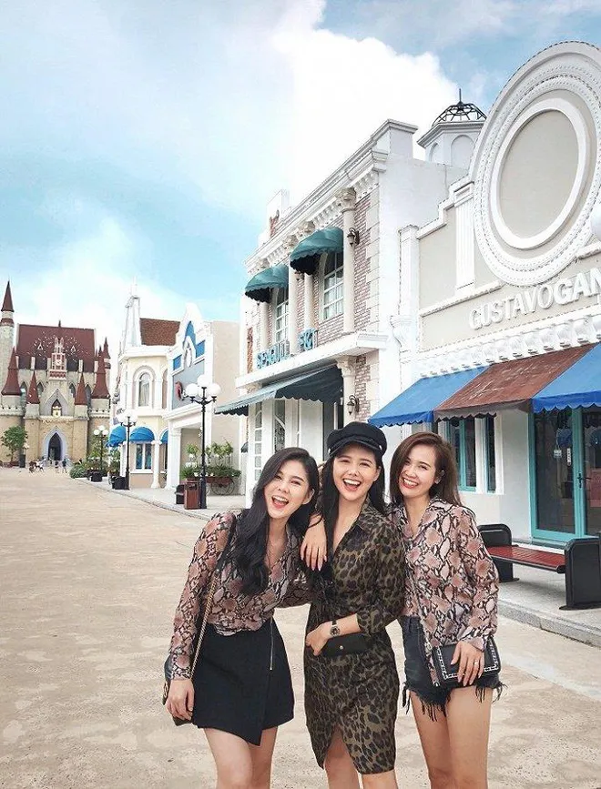 Huyền Lizzie, Vũ Thu Hoài làm phù dâu trong đám cưới Phanh Lee - Ảnh 8. Huyền Lizzie, Vũ Thu Hoài làm phù dâu trong đám cưới Phanh Lee - Ảnh 8.