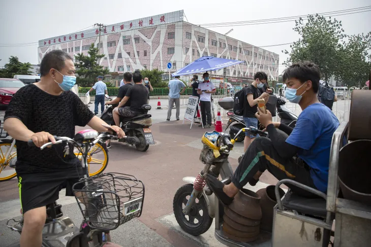 Bắc Kinh (Trung Quốc) xét nghiệm COVID-19 cho hàng chục nghìn nhân viên giao hàng - Ảnh 1. Bắc Kinh (Trung Quốc) xét nghiệm COVID-19 cho hàng chục nghìn nhân viên giao hàng - Ảnh 1.
