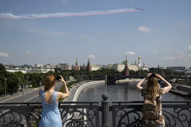 Người dân Moscow (Nga) háo hức tận hưởng cuộc sống tự do sau 2 tháng cách ly - Ảnh 1. Người dân Moscow (Nga) háo hức tận hưởng cuộc sống tự do sau 2 tháng cách ly - Ảnh 1.