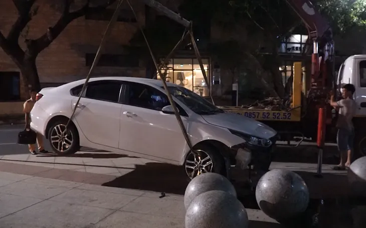 Va chạm với xe máy, ô tô lao vỡ kính tòa nhà trung tâm hành chính thành phố Đà Nẵng - Ảnh 1. Va chạm với xe máy, ô tô lao vỡ kính tòa nhà trung tâm hành chính thành phố Đà Nẵng - Ảnh 1.