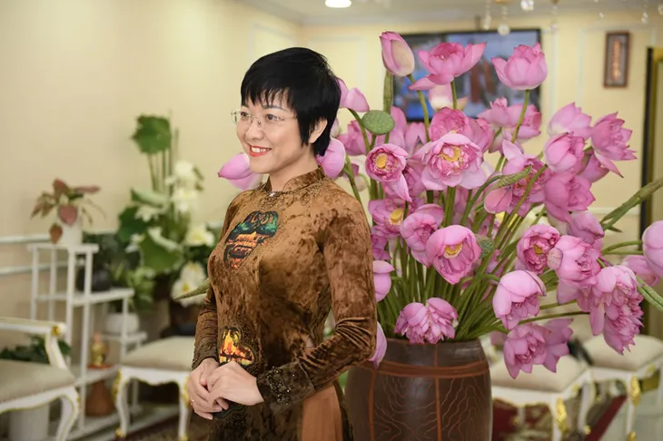 MC Thảo Vân dịu dàng trong tà áo dài, duyên dáng bên hoa sen - Ảnh 1.