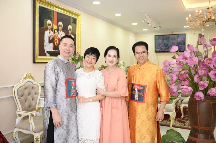 MC Thảo Vân dịu dàng trong tà áo dài, duyên dáng bên hoa sen - Ảnh 2.