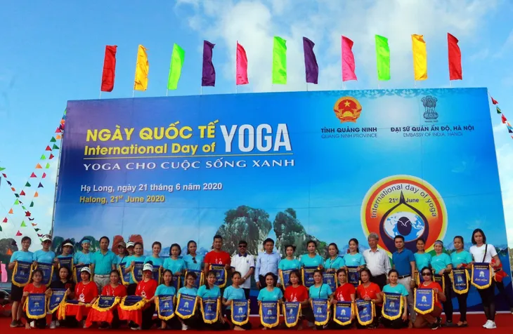 Gần 3.000 người đồng diễn yoga bên Vịnh Hạ Long - Ảnh 5. Gần 3.000 người đồng diễn yoga bên Vịnh Hạ Long - Ảnh 5.