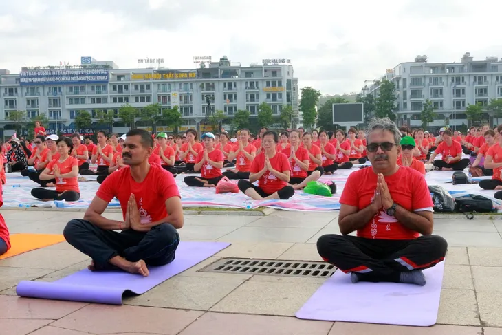 Gần 3.000 người đồng diễn yoga bên Vịnh Hạ Long - Ảnh 1. Gần 3.000 người đồng diễn yoga bên Vịnh Hạ Long - Ảnh 1.