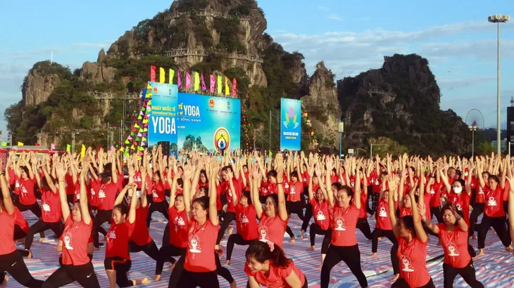 Gần 3.000 người đồng diễn yoga bên Vịnh Hạ Long - Ảnh 2. Gần 3.000 người đồng diễn yoga bên Vịnh Hạ Long - Ảnh 2.