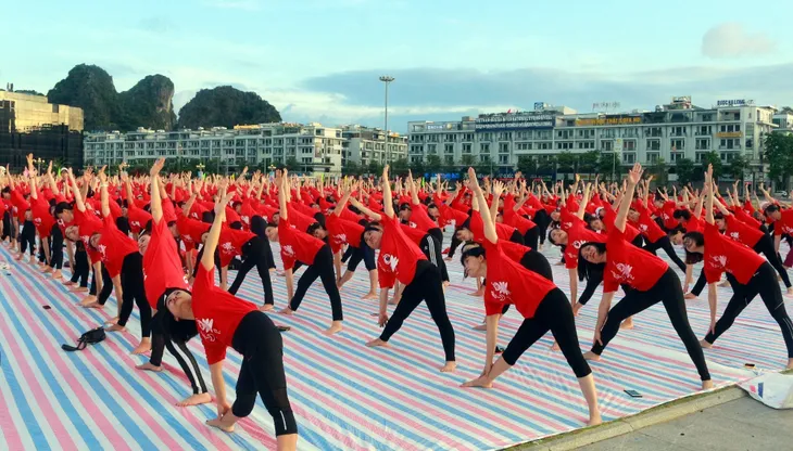 Gần 3.000 người đồng diễn yoga bên Vịnh Hạ Long - Ảnh 3. Gần 3.000 người đồng diễn yoga bên Vịnh Hạ Long - Ảnh 3.