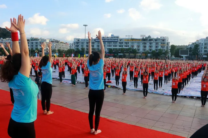 Gần 3.000 người đồng diễn yoga bên Vịnh Hạ Long - Ảnh 4. Gần 3.000 người đồng diễn yoga bên Vịnh Hạ Long - Ảnh 4.