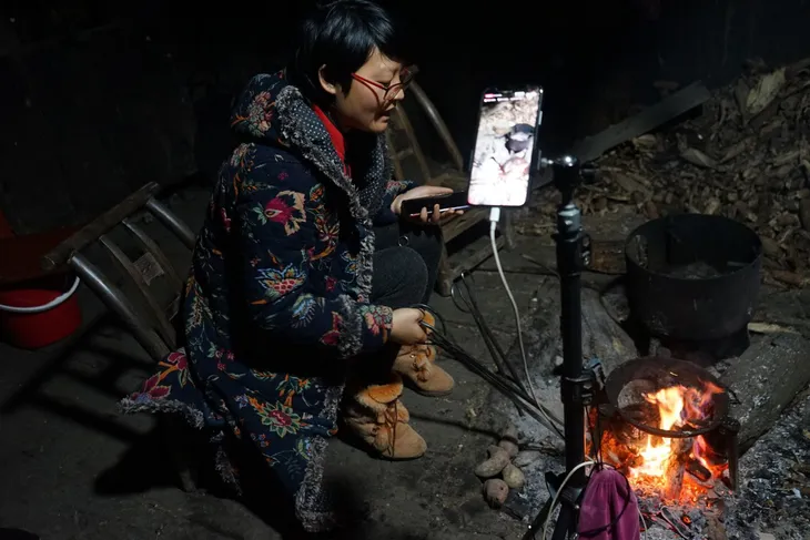 Nông dân Trung Quốc đổi đời nhờ livestream, thương mại điện tử nông thôn bùng nổ - Ảnh 1. Nông dân Trung Quốc đổi đời nhờ livestream, thương mại điện tử nông thôn bùng nổ - Ảnh 1.
