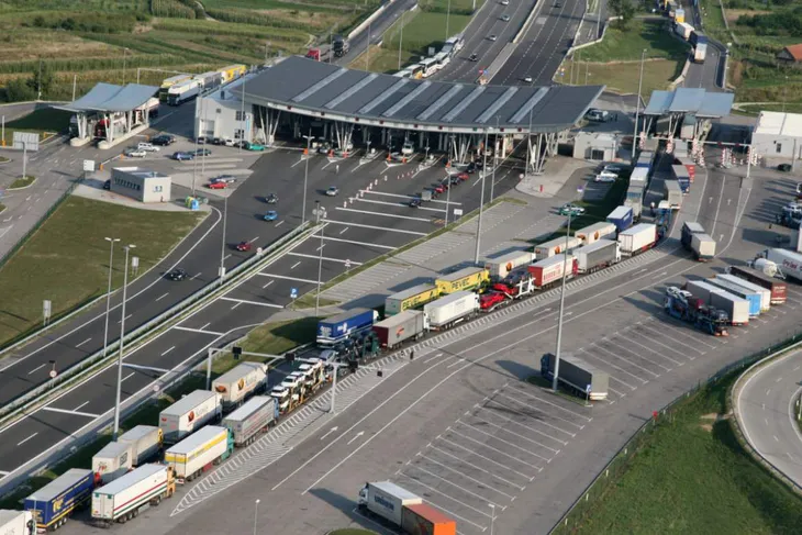 Cảnh sát Slovenia phát hiện 22 người di cư trốn trong xe bồn - Ảnh 1. Cảnh sát Slovenia phát hiện 22 người di cư trốn trong xe bồn - Ảnh 1.