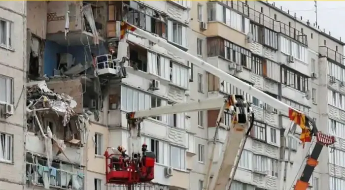 Nổ khí gas nghiêm trọng phá hủy tòa chung cư ở Ukraine, ít nhất 2 người thiệt mạng - Ảnh 4. Nổ khí gas nghiêm trọng phá hủy tòa chung cư ở Ukraine, ít nhất 2 người thiệt mạng - Ảnh 4.
