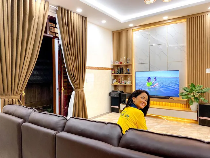 HHen Niê khoe ngôi nhà hiện đại mới sửa sang cho ba mẹ - Ảnh 2. HHen Niê khoe ngôi nhà hiện đại mới sửa sang cho ba mẹ - Ảnh 2.