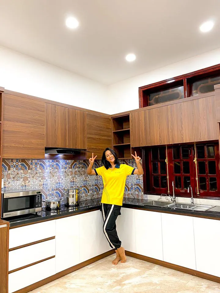 HHen Niê khoe ngôi nhà hiện đại mới sửa sang cho ba mẹ - Ảnh 5. HHen Niê khoe ngôi nhà hiện đại mới sửa sang cho ba mẹ - Ảnh 5.