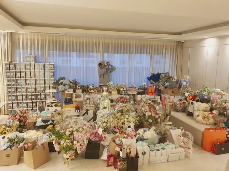 Lee Min Ho khoe quà sinh nhật “khủng” - Ảnh 2. Lee Min Ho khoe quà sinh nhật “khủng” - Ảnh 2.