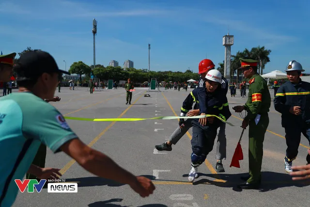 Cảnh sát PCCC&CHCN Hà Nội trình diễn nghiệp vụ khủng: Trèo tường, vượt rào, dập lửa cứu người - Ảnh 6. Cảnh sát PCCC&CHCN Hà Nội trình diễn nghiệp vụ khủng: Trèo tường, vượt rào, dập lửa cứu người - Ảnh 6.