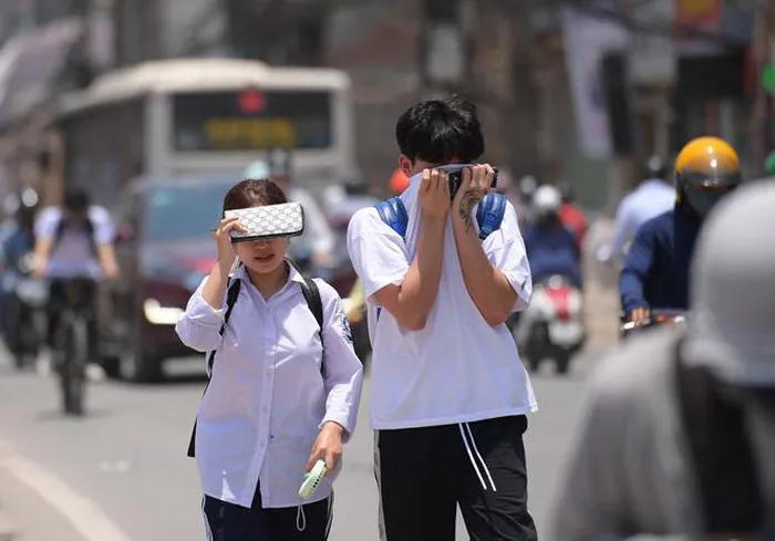 Học sinh vẫn đi học trong những ngày nắng nóng đặc biệt gay gắt - Ảnh 1. Học sinh vẫn đi học trong những ngày nắng nóng đặc biệt gay gắt - Ảnh 1.