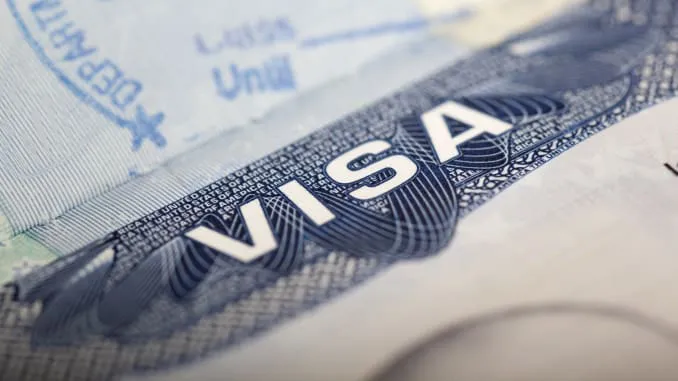 Có tiền cũng khó có thẻ xanh, vì sao ông Trump siết giấc mơ Mỹ? - Ảnh 2. Có tiền cũng khó có thẻ xanh, vì sao ông Trump siết giấc mơ Mỹ? - Ảnh 2.