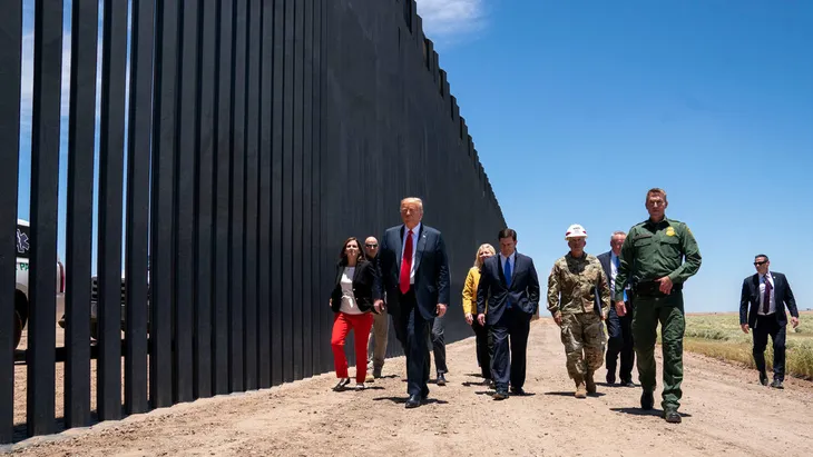 Có tiền cũng khó có thẻ xanh, vì sao ông Trump siết giấc mơ Mỹ? - Ảnh 3. Có tiền cũng khó có thẻ xanh, vì sao ông Trump siết giấc mơ Mỹ? - Ảnh 3.