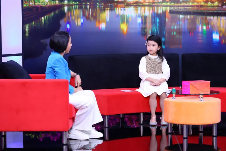 Bố mẹ ly dị, cô bé 7 tuổi khiến Ốc Thanh Vân bất ngờ vì điều này - Ảnh 2. Bố mẹ ly dị, cô bé 7 tuổi khiến Ốc Thanh Vân bất ngờ vì điều này - Ảnh 2.