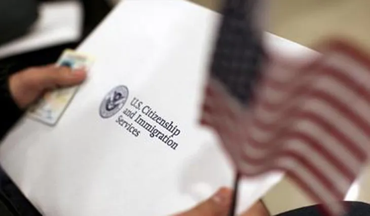 Có tiền cũng khó có thẻ xanh, vì sao ông Trump siết giấc mơ Mỹ? - Ảnh 1. Có tiền cũng khó có thẻ xanh, vì sao ông Trump siết giấc mơ Mỹ? - Ảnh 1.