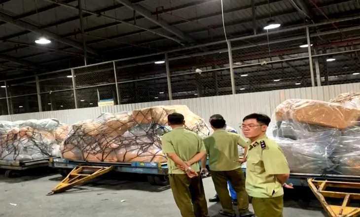 Thu giữ hàng chục nghìn sản phẩm “hàng xách tay” nhập lậu - Ảnh 1. Thu giữ hàng chục nghìn sản phẩm “hàng xách tay” nhập lậu - Ảnh 1.