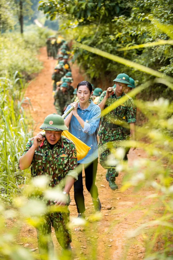 Hoa hậu Lương Thùy Linh: Một mình tôi không thể thực hiện được dự án Đắp đường xây ước mơ - Ảnh 1.