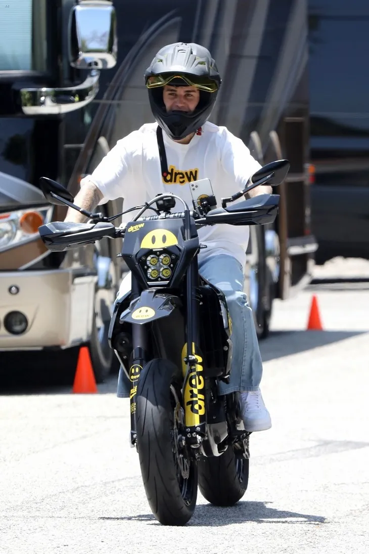 Justin Bieber xuất hiện lần đầu tiên sau cáo buộc hiếp dâm - Ảnh 1. Justin Bieber xuất hiện lần đầu tiên sau cáo buộc hiếp dâm - Ảnh 1.
